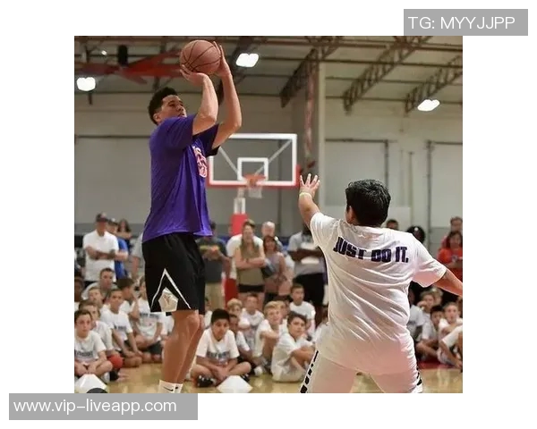 布克半场表现低迷仅得3分3板2助次节全失火力引发球迷热议